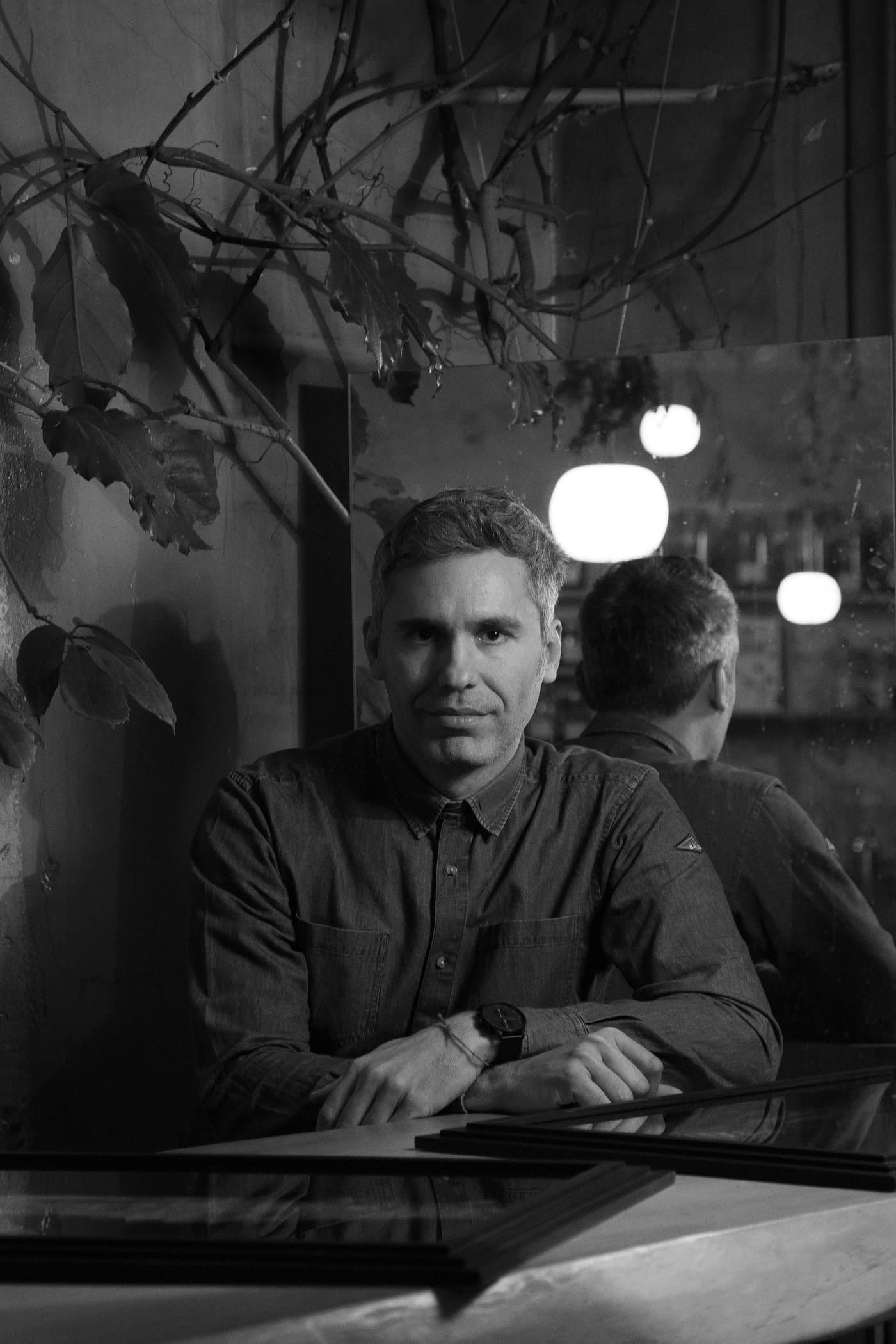 Stefano Luca Tosoni, regista e autore di Walden Film, seduto al bancone del wood*ing bar