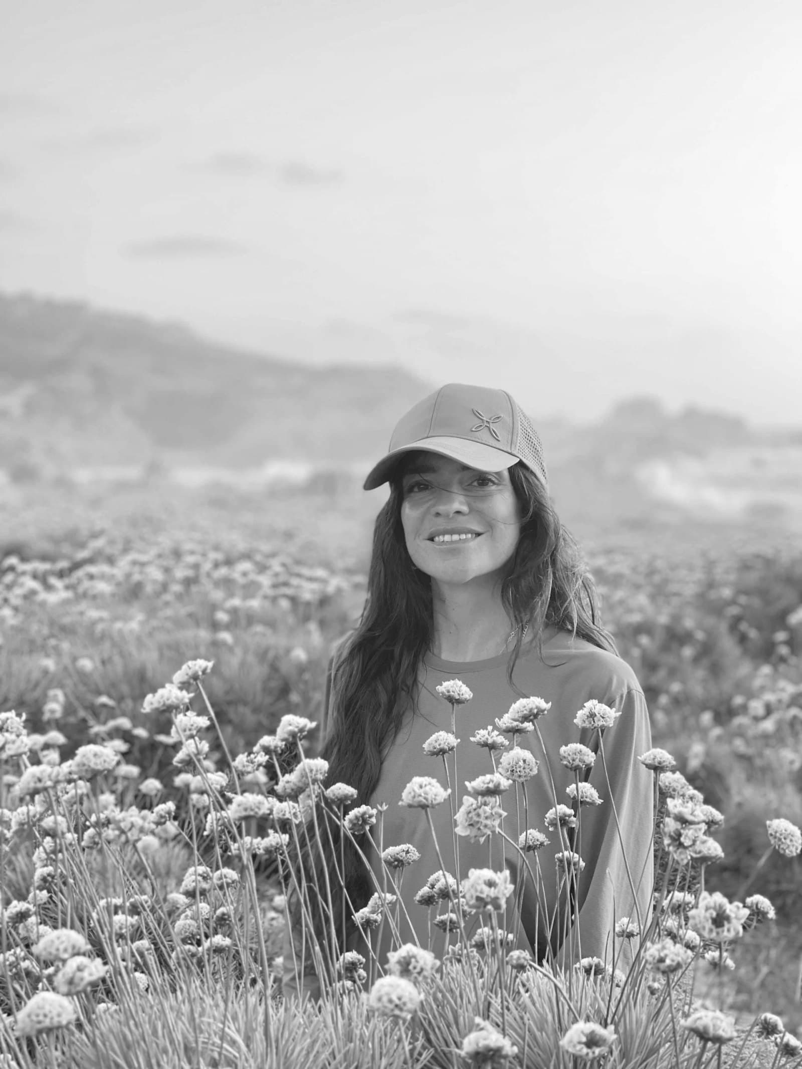 Valeria Margherita Mosca, ricercatrice e autrice, in un prato fiorito